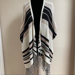 Billabong Women's Beachy Black and Cream Shawl Poncho (S/M)